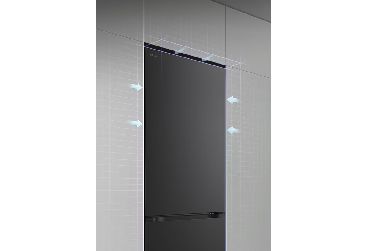 Παρουσιάζεται το ψυγείο τοποθετημένο ανάμεσα σε άλλα έπιπλα κουζίνας.